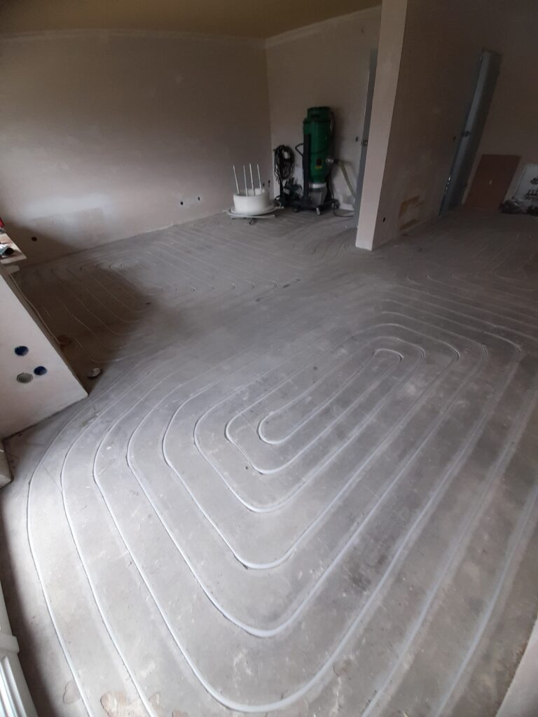 Spezialmaschine fräst Kanäle für eine Fußbodenheizung in vorhandenen Estrich.