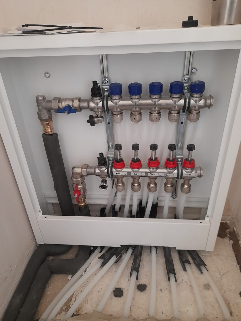 Moderner Heizkreisverteiler einer Fußbodenheizung für den hydraulischen Abgleich.