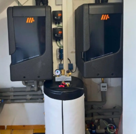 Sole-Wasser-Wärmepumpe im Haus, die Energie aus PVT-Modulen bezieht